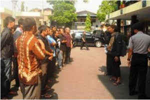 Aksi demonstrasi para pedagang kaki lima di DPRD Kuningan atas diberlakukannya peraturan pembatasan jam berjualan